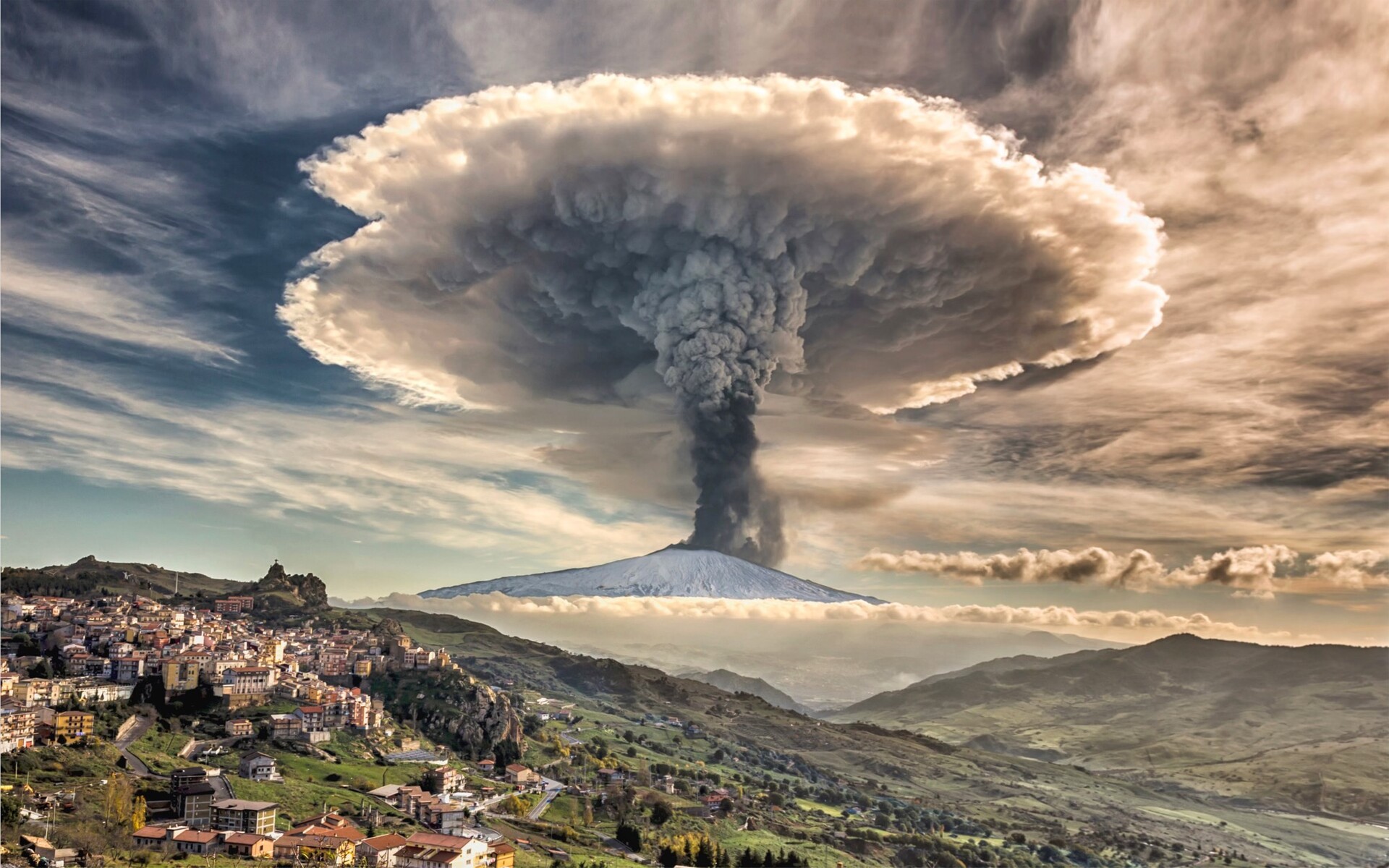 意大利埃特纳火山蘑菇云Mac动态壁纸